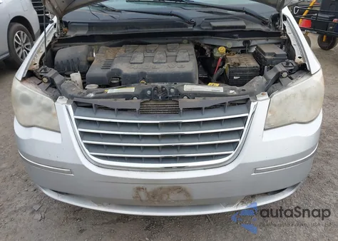 2010 Chrysler Town & Country New Limited z USA, uszkodzony, nr VIN 2A4RR7DX2AR501888